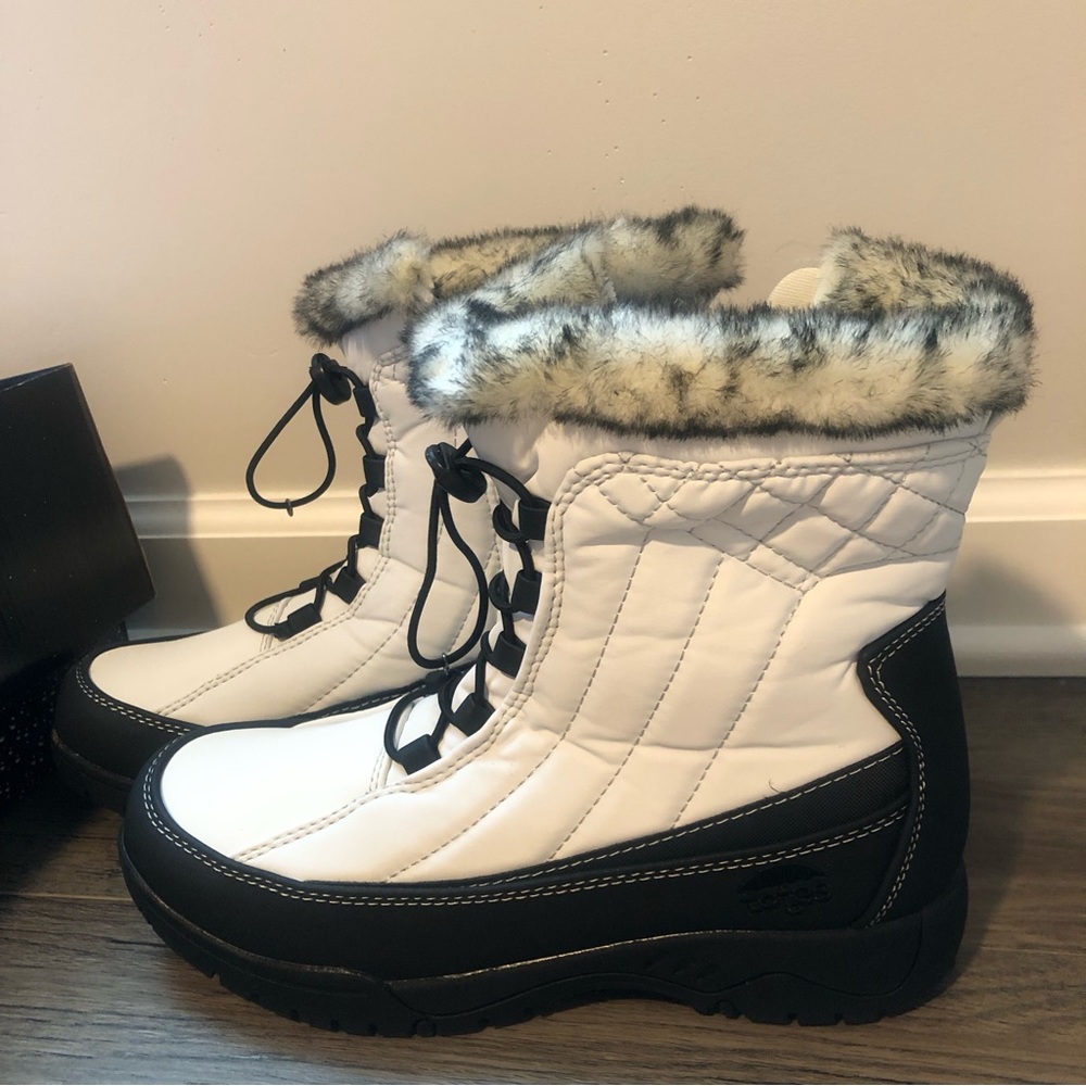 Women’s snow boots size 9